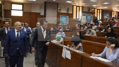 وزير التعليم العالي ورئيس جامعة القاهرة يتفقدان سير الامتحانات بكليات الجامعة