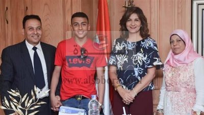 وزيرة الهجرة تستقبل البطل المصري رامي شحاتة الذي أنقذ 51 طالبًا من الموت المحقق بإيطاليا