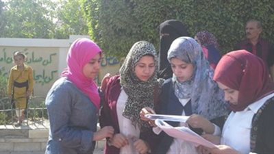 امتحان الفيزياء يرسم البسمة على وجوه طالبات اولى ثانوى