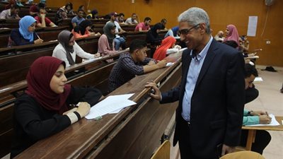 رئيس جامعة جنوب الوادى يؤكد لا تهاون فى حالات الغش