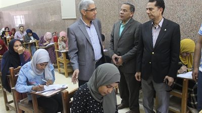 رئيس جامعة جنوب الوادي يتفقد امتحانات كليات التربية والاثار والعلوم والآداب