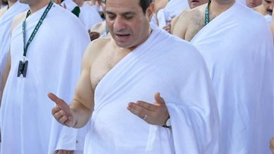 الرئيس السيسى يؤدى مناسك العمرة.. صور