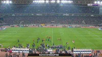 بعد توقف نهائى افريقيا ساعة كاملة.. الكاف لم يتخذ اى قرار بالغاء المباراة او استكمالها