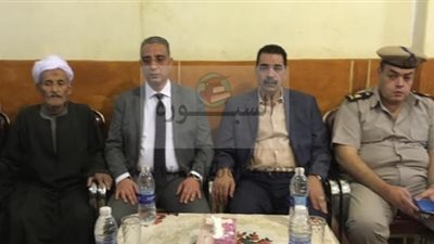محافظ سوهاج يؤدي واجب العزاء لأسرة الشهيد 