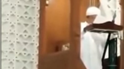 وفاة خطيب اثناء القائة خطبة الجمعة.. فيديو