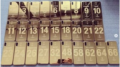 لاعبو ليفربول يحصلون على هواتف من ذهب عيار 24 