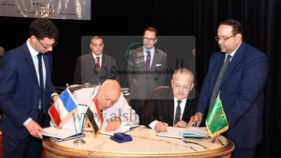 جامعتا القاهرة والسوربون تجددان اتفاقية تعاون لمنح الدرجة العلمية المشتركة في الحقوق باللغة الفرنسية