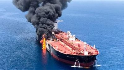 أمريكا: زوارق إيرانية سريعة تمنع سحب إحدى الناقلات المعطوبة بخليج عمان