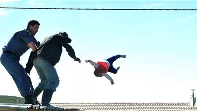 أب يرمى ابنته من سطح بيته احتجاجا على هدم منزله.. 