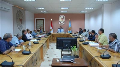 رئيس جامعة سوهاج يناقش وسائل دعم الصناعات بالمحافظة