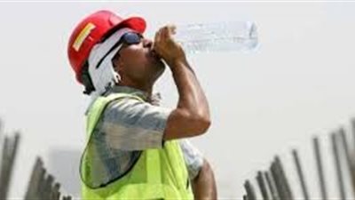 وزارة العمل تقرر حظر العمل من الساعة 12 ظهرا إلى الساعة الثالثة مساء 