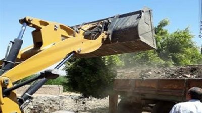 رفع 100 طن من التراكمات لرفع كفاءة الطرق بسوهاج