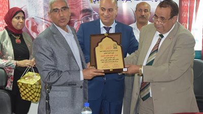 كلية الطب بقنا والمستشفيات الجامعية تكرم رئيس الجامعة ونائب رئيس الجامعة لشئون الدراسات العليا والبحوث