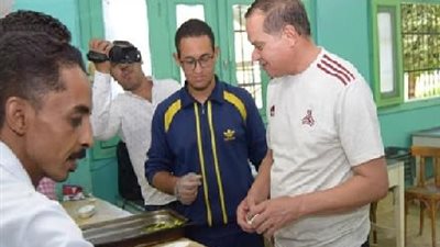 رئيس جامعة سوهاج يشارك الطلاب وجبة الإفطار بالمعسكر التدريبي