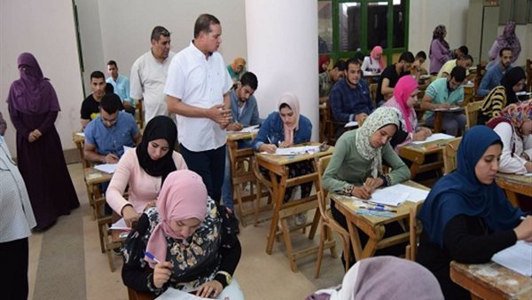عزيز يتفقد لجان الامتحانات