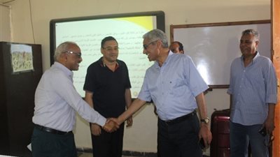 رئيس جامعة جنوب الوادى يتفقد معامل الحاسب الآلى بكلية التربية بالغردقة