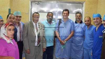 للمرة الأولى بمستشفيات قنا الجامعية.. وفد طبي انجليزي يجري عمليات القسطرة القلبية للأطفال