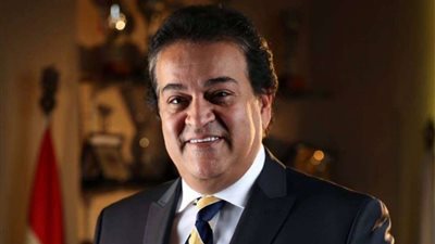     وزير التعليم العالي يستعرض تقريراً حول كسوف الشمس وخسوف القمر