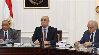 وزيرا الإسكان والتنمية المحلية ومحافظ الجيزة يستعرضون مخطط مشروع النقل الجماعى بالحافلات السريعة 
