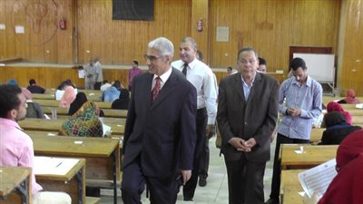 رئيس جامعة جنوب الوادي يتفقد امتحانات الدراسات العليا بكلياتى الحقوق والتربية بقنا