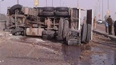 انقلاب مقطورة مواد كيماوية أعلى الدائرى يؤدى الى اغلاقة