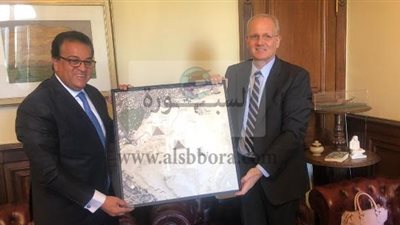 وزير التعليم العالى يلتقي مع رئيس وكالة الفضاء الفرنسية بباريس