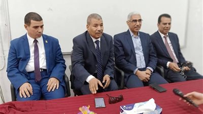 هندسة جنوب الوادى تكرم رئيس الجامعة ونائب رئيس الجامعة