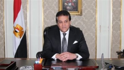 وزير التعليم العالي يستعرض تقريرًا حول مشروعات دعم التميز بالجامعات المصرية