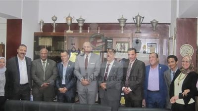 منظمة التنمية وحقوق الإنسان تكرم مدير تعليم القاهرةوالقيادات التعليمية