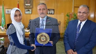 محافظ الإسماعيلية يهدي ثاني الجمهورية في الثانوية العامةهدية تذكارية   .. صور