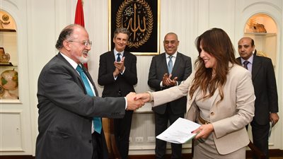 وزير الإسكان والسفير البريطانى يشهدان توقيع مذكرة تفاهم مع الجامعة الأمريكية لدعم ورفع قدرات العاملين بشركات المياه والصرف