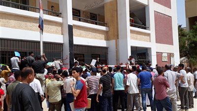 طلاب الشهاده الثانويه يواصلون تقديم التظلمات لليوم الثانى