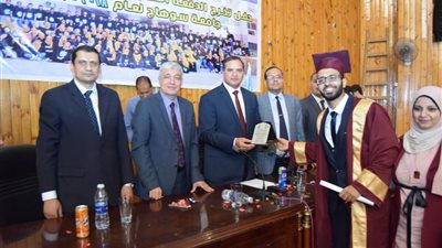 محافظ القاهرة يكرم اوائل الثانوية العامة