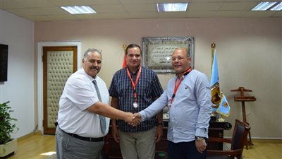 رئيس اتحاد روابط جراحة اليد العربية يجري عمليات جراحية بمستشفي سوهاج الجامعي