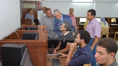 طلاب صيدلة سوهاج يؤدون الامتحان المعرفى الالكتروني الموحد