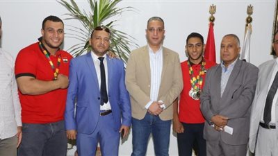 محافظ سوهاج يكرم أبطال أفريقيا للقوة ومصارعة الذراعين أبناء سوهاج