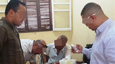 ضبط مسئول بالتعليم اثناء ممارسة الطب بسوهاج