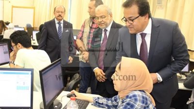 وزير التعليم العالي والبحث العلمي يشهد التجربة الثالثة للاختبار المعرفي الإلكترونى الموحد لطلاب السنة النهائية بكليات القطاع الصحي