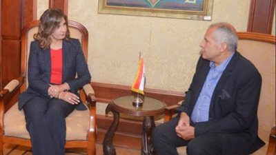 وزيرة الهجرة تستقبل المواطن المصري الذي تعرض للاعتداء في طائرة رومانية 