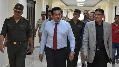 وزير التعليم العالى يتفقد مقر الجامعة التكنولوجية بالقاهرة الجديدة