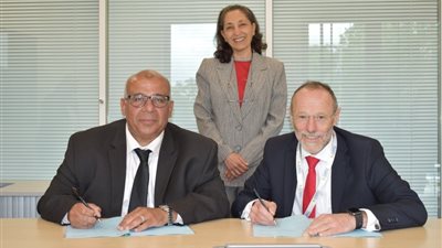 معهد بحوث الإلكترونيات يوقع اتفاقية تعاون مع المدينة العلمية surrey الإنجليزية