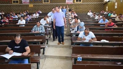 طلاب كلية التمريض بسوهاج يؤدون الاختبار الإلكتروني الموحد