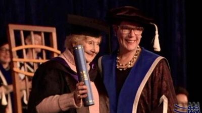 سيدة أسترالية فى الـ 90 من العمر تحصل على ماجستير 