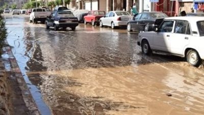 محافظ سوهاج ينتقل على الفور لموقع انفجار وتسريب خط المياه بـامتداد شارع الجمهورية