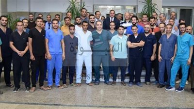 فى اول ايام الاضحى المبارك.. رئيس جامعة سوهاج يلتقي بالاطباء المقيمين والعاملين بالمستشفي الجامعي