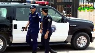 جلد مصريا مقيما بالكويت على يد سيدة