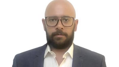 قبطي يذبح عجول ويهنئ المسلمون بعيد الاضحي