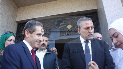 طلاب التربية رياضية بجامعة القناة  يستعدون لبدء العام الدراسي الجديد بتجميل الكليه .. صور