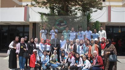 صور| طلاب جامعة قناة السويس يرسمون البسمة على شفاه الأطفال المرضى