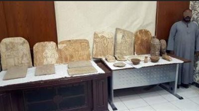ضبط 20 قطعة أثرية  ولوحات جدارية ورأسين لتمثالين بحوزة سائق باخميم